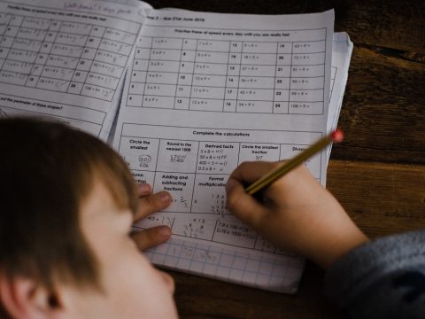 Παιδί διαβάζει στο σπίτι