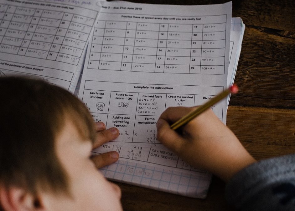 Παιδί διαβάζει στο σπίτι